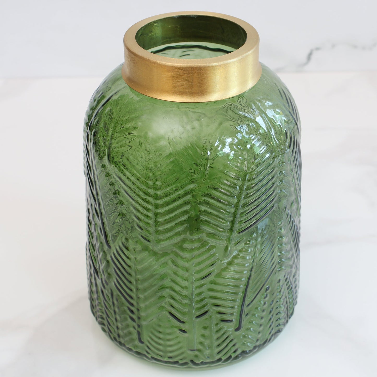 The Glowing Emerald Centerpiece: An Ever-Radiant Statement of Holiday Elegance