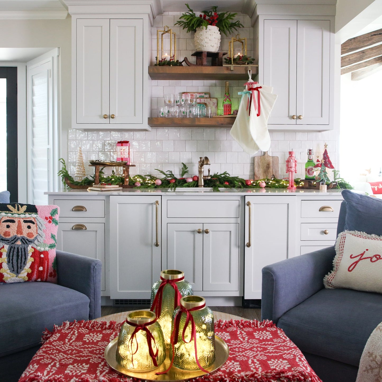 The Glowing Emerald Centerpiece: An Ever-Radiant Statement of Holiday Elegance