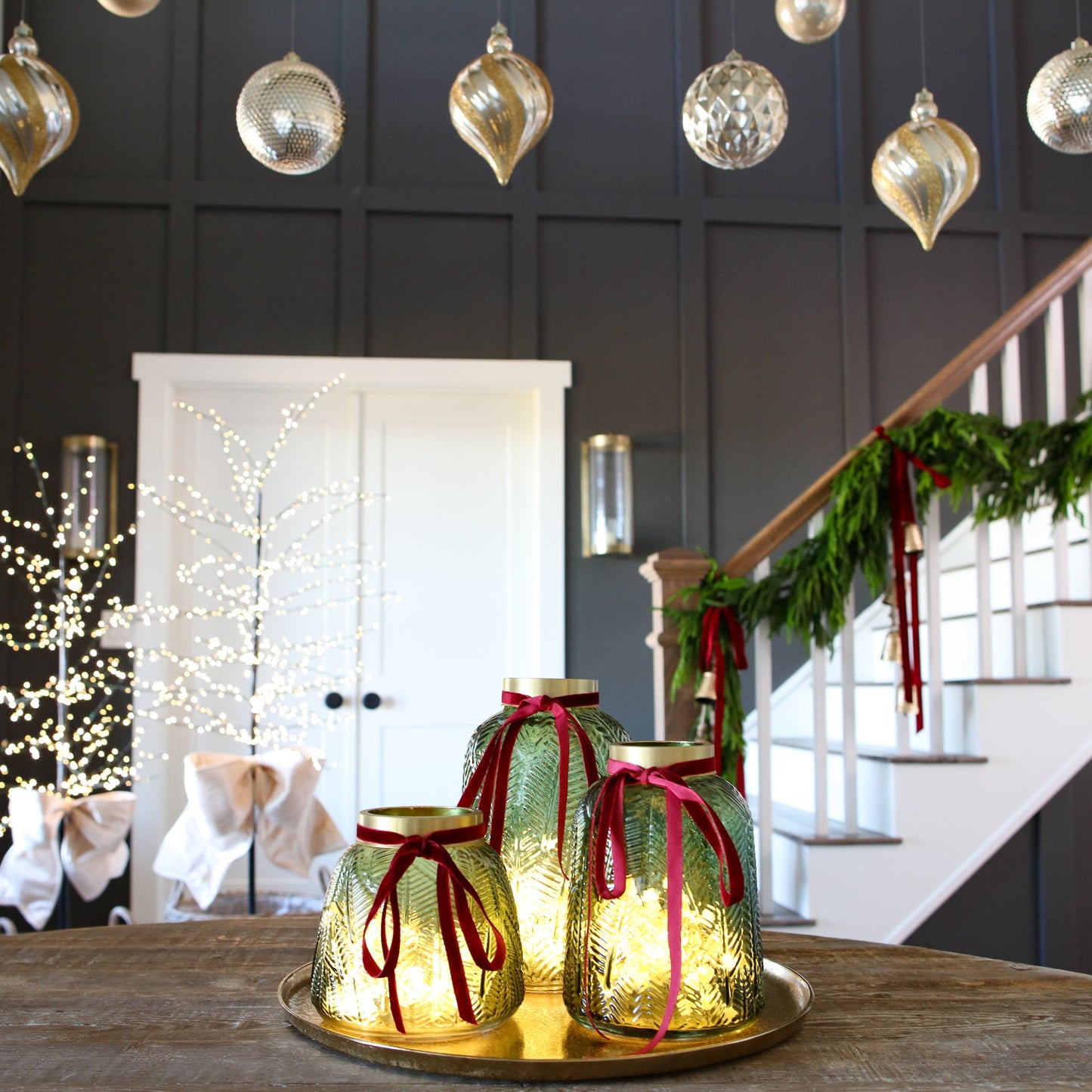 The Glowing Emerald Centerpiece: An Ever-Radiant Statement of Holiday Elegance
