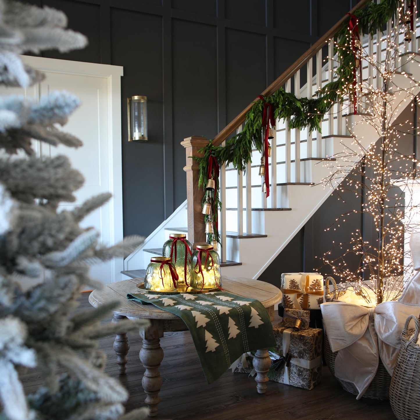 The Glowing Emerald Centerpiece: An Ever-Radiant Statement of Holiday Elegance